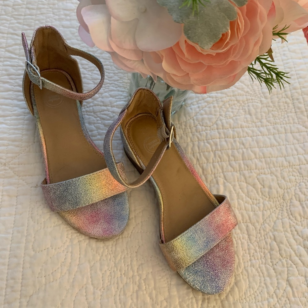 Beautiful rainbow iridescent girls 👧🏻 sandals 👡 size 13